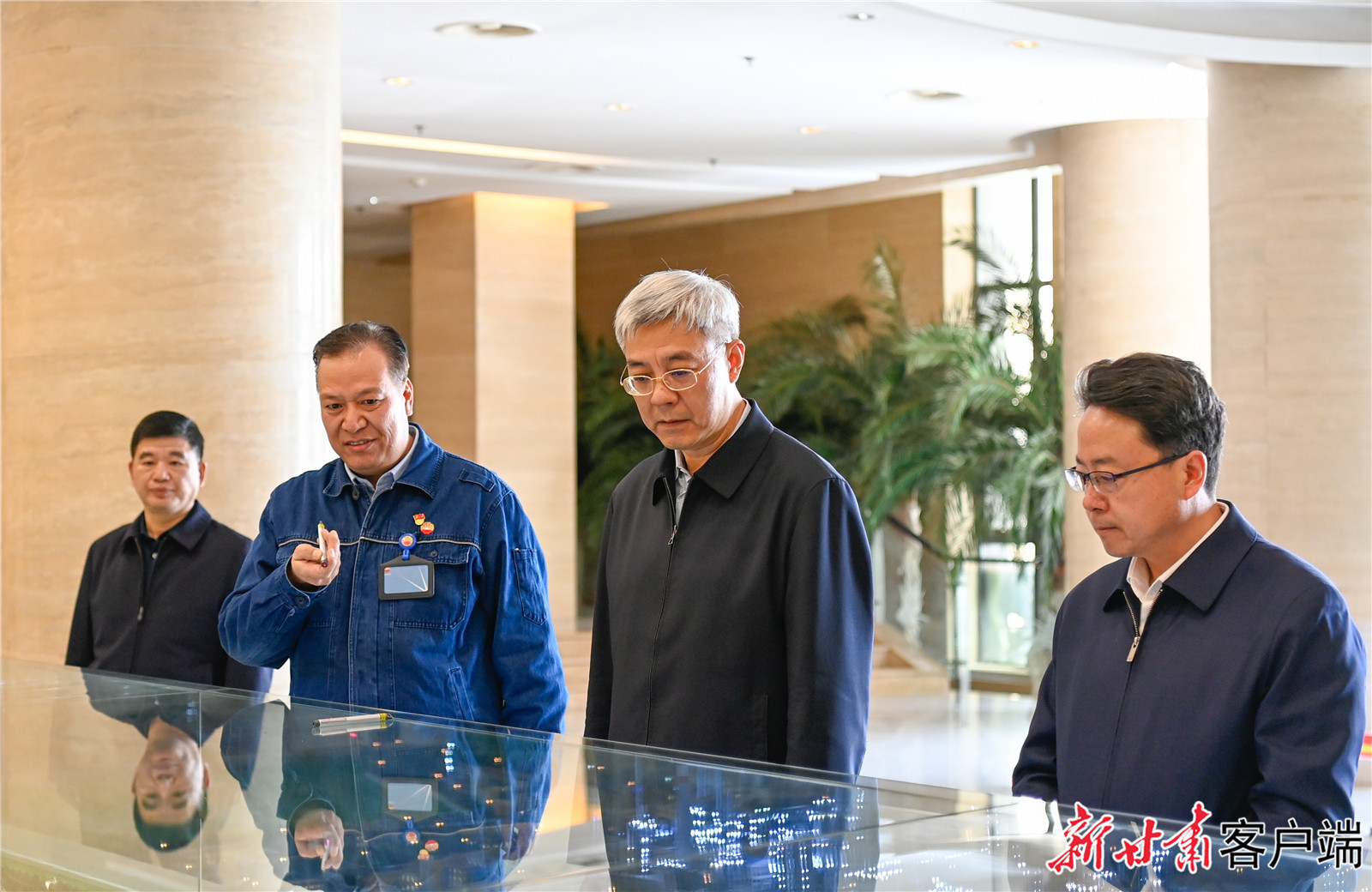 尹弘在慶陽市調(diào)研指導(dǎo)工作時強(qiáng)調(diào)：立足資源稟賦打造特色產(chǎn)業(yè)集群，奮發(fā)有為推動革命老區(qū)振興發(fā)展