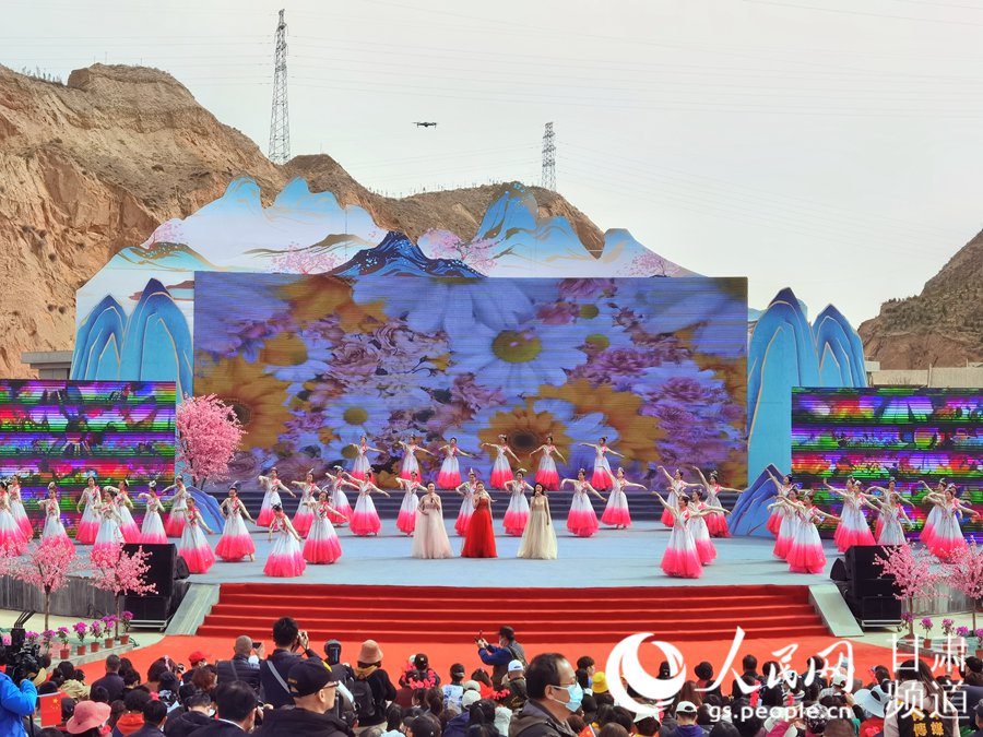 第38屆蘭州桃花旅游節(jié)開幕式上的舞蹈表演。 人民網 高翔攝