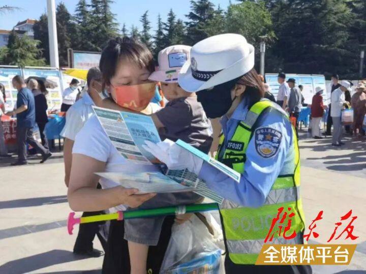 【創(chuàng)建全國(guó)文明城市·我們?cè)谛袆?dòng)】西峰公安交警強(qiáng)化“一老一小”宣傳，筑牢交通安全防線