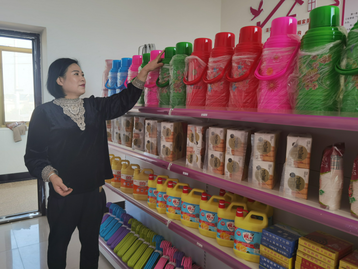 西峰區(qū)后官寨鎮(zhèn)帥堡村“巾幗家美積分超市”工作人員在整理物品。 通訊員 翟娜娜 攝