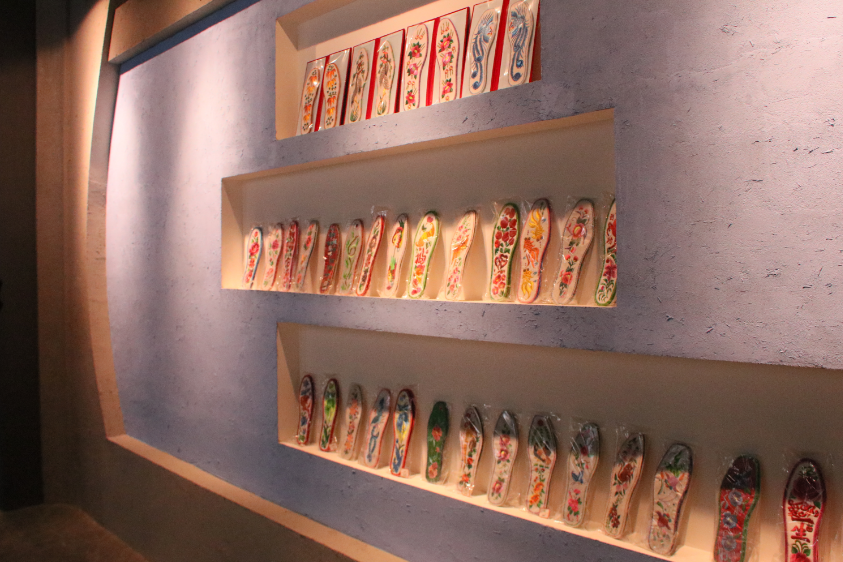 莊子峁生態(tài)農(nóng)莊農(nóng)耕文化展示廳內(nèi)展示的手工刺繡鞋墊。