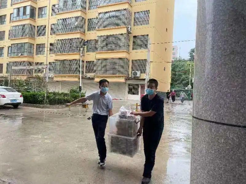 看到路邊的醫(yī)護(hù)人員，鎮(zhèn)原這對(duì)80后夫妻果斷做了一個(gè)決定！