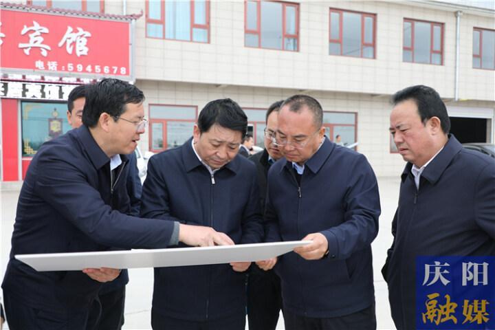 周繼軍在華池縣慶城縣調(diào)研時強(qiáng)調(diào) 弘揚(yáng)南梁精神 汲取奮進(jìn)力量 全力以赴抓落實謀發(fā)展促振興