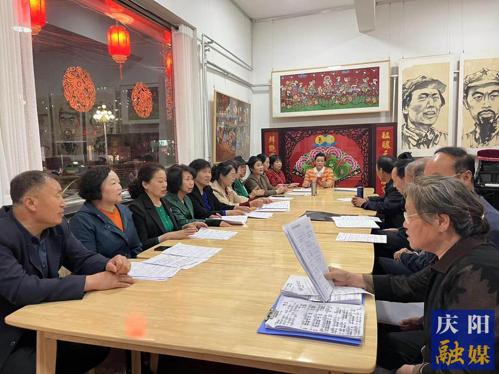 華池縣文化館民歌合唱團的成員在練習隴東民歌。