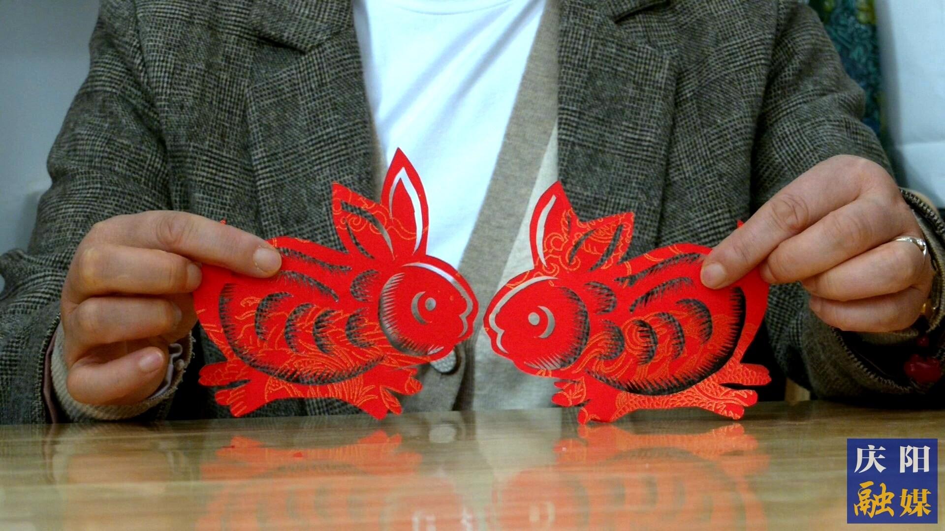華池縣文化館非遺工坊的手藝人創(chuàng)作的剪紙。 通訊員 雷彩利 攝