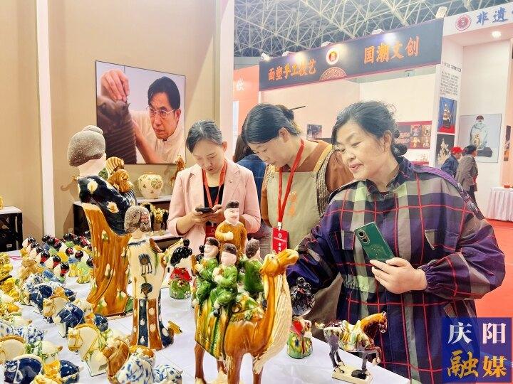 香包牽線聚人氣！第十八屆慶陽(yáng)香包民俗文化節(jié)旅游綜合收入6100萬(wàn)元
