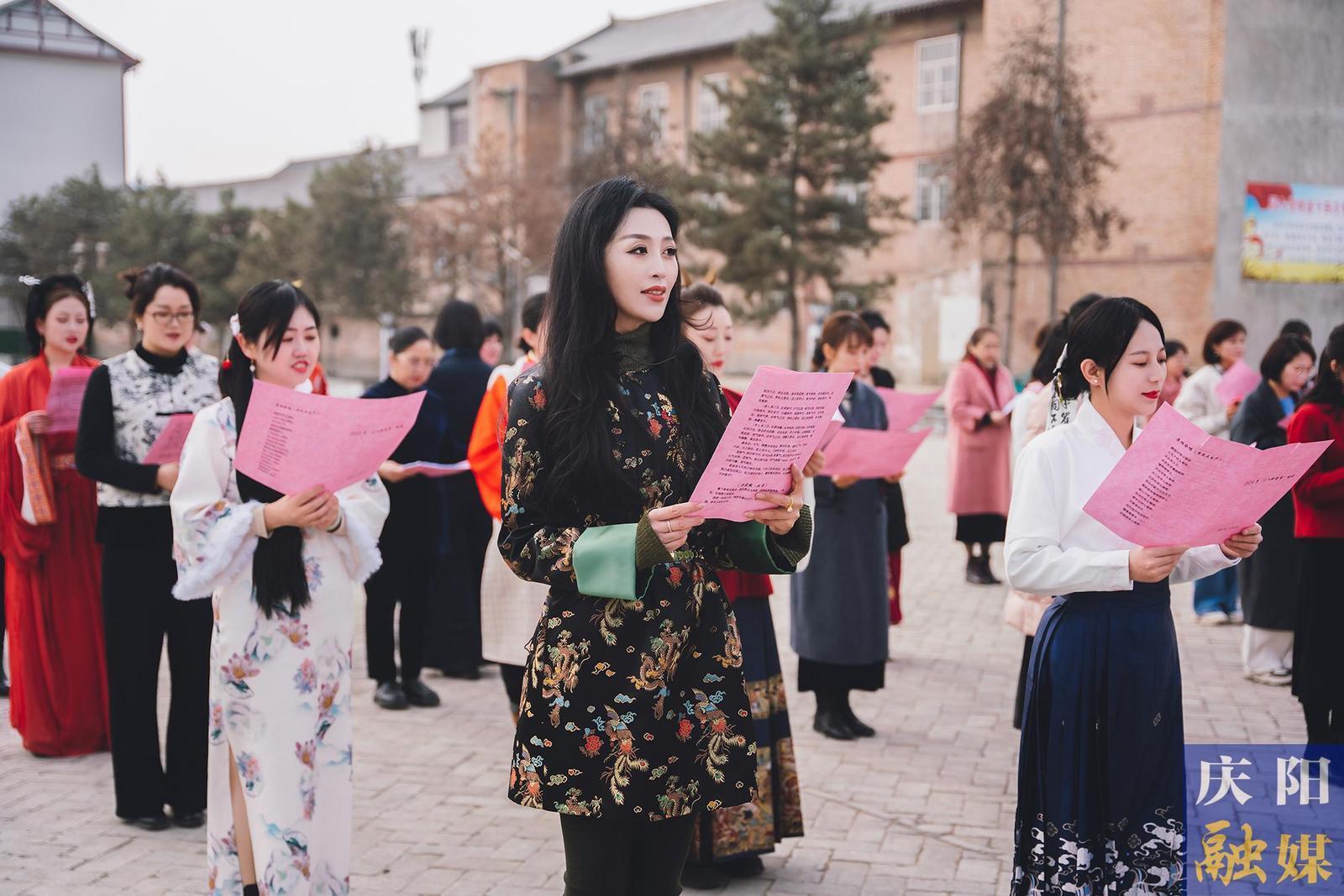 【攝影報(bào)道】春日有約不負(fù)芬芳 ——市委宣傳部、市委統(tǒng)戰(zhàn)部、市融媒體中心女職工攜手共慶“三八”國際勞動(dòng)?jì)D女節(jié)