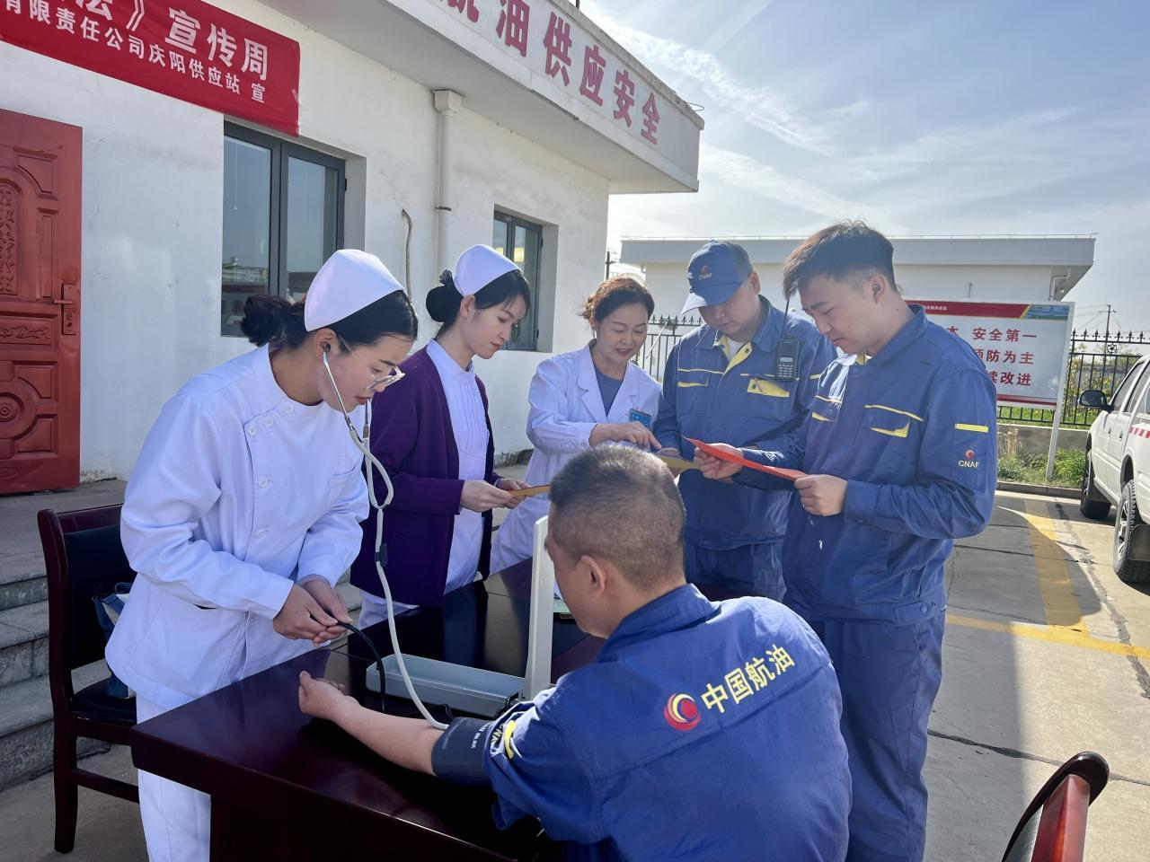 慶陽(yáng)市中醫(yī)醫(yī)院醫(yī)護(hù)人員走進(jìn)企業(yè)開展《職業(yè)病防治法》宣傳活動(dòng)