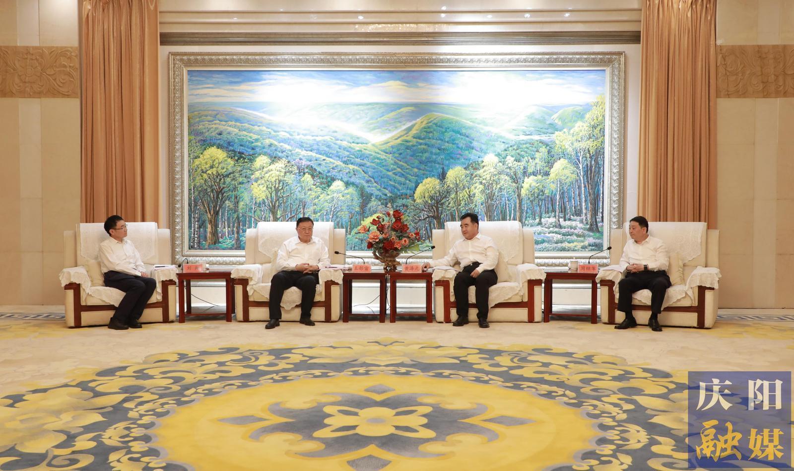 黃澤元周繼軍與中國交通建設(shè)集團(tuán)有限公司黨委書記、董事長王彤宙一行座談