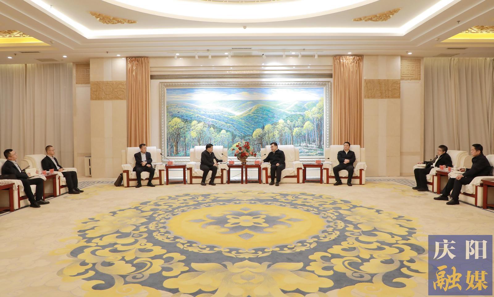 黃澤元周繼軍與中國農(nóng)業(yè)銀行甘肅省分行黨委書記、行長吳崗一行座談