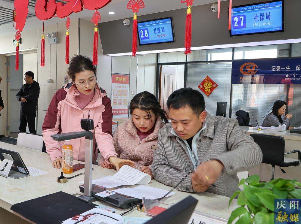 【攝影報(bào)道】正寧縣“小寧幫辦”：政務(wù)服務(wù)新亮點(diǎn)，提升群眾滿意度