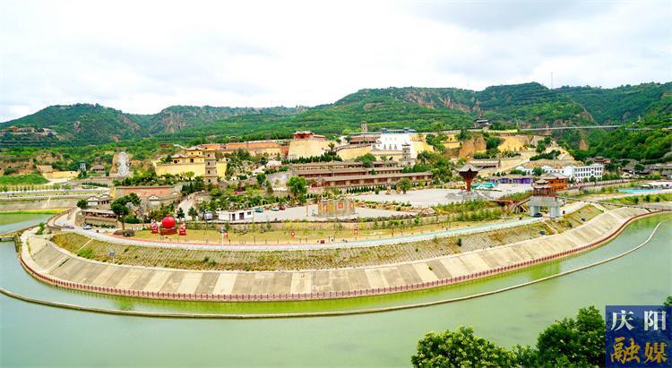 【2025慶陽(yáng)市農(nóng)文旅融合發(fā)展百千萬(wàn)工程探訪(fǎng)記】引“鳳”突圍 蝶變換顏 ——慶城縣藥王洞養(yǎng)生小鎮(zhèn)農(nóng)文旅融合發(fā)展紀(jì)實(shí)