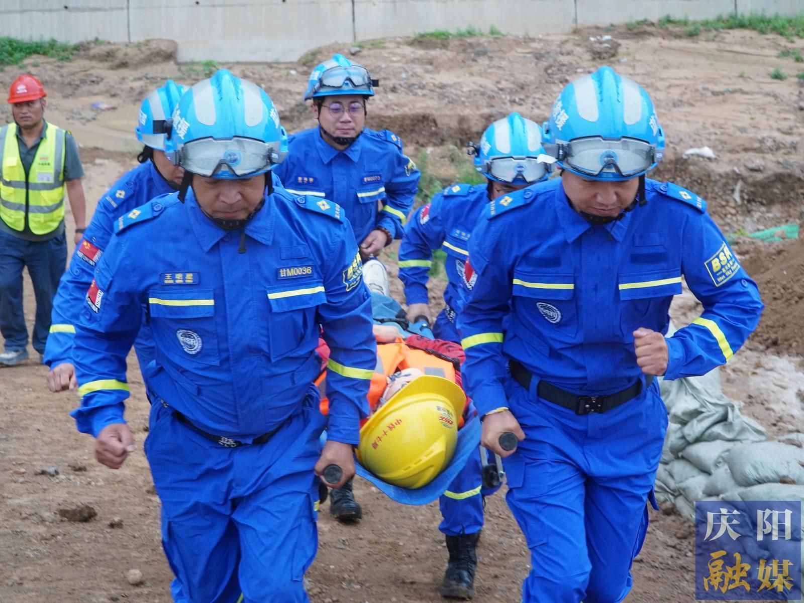 以“練”筑防 護航項目建設(shè)——G244線慶陽過境段公路工程項目開展2025年度綜合應(yīng)急演練