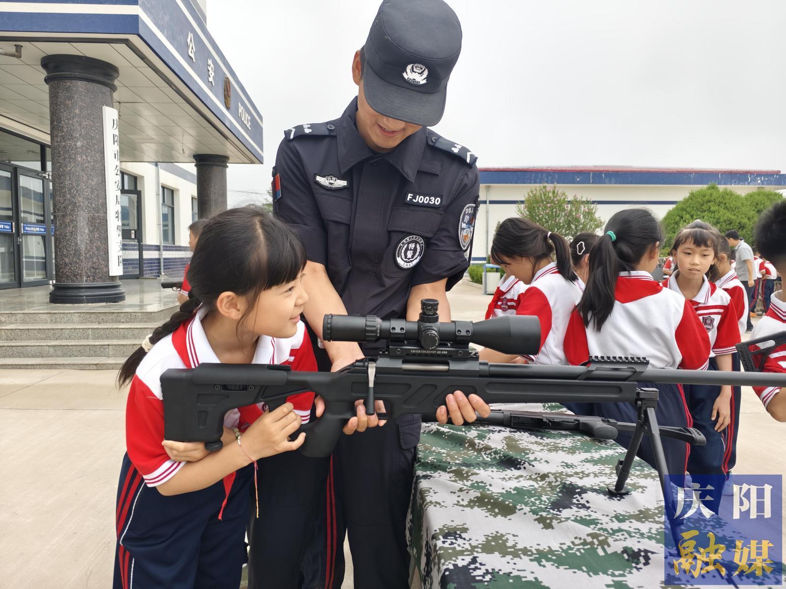慶陽市少年警?！凹t領(lǐng)巾進警營”實踐體驗營活動開展