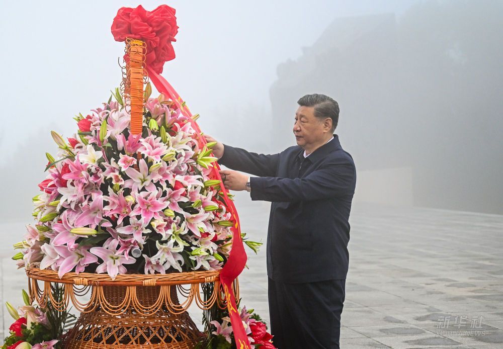 習(xí)近平在山西陽泉市向抗戰(zhàn)烈士敬獻(xiàn)花籃并參觀百團(tuán)大戰(zhàn)紀(jì)念館