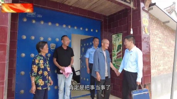【慶陽榜樣】李鵬飛：把群眾的事當成自己的事他能在凌晨兩點提著水桶沖向火場救出11條人命；他能為一樁積怨16年的鄰里糾紛上門調(diào)解9次；他能讓刑滿釋放人員重新找到生活的希望。他就是寧縣中村鎮(zhèn)政府信訪和矛盾糾紛調(diào)處干部李鵬飛